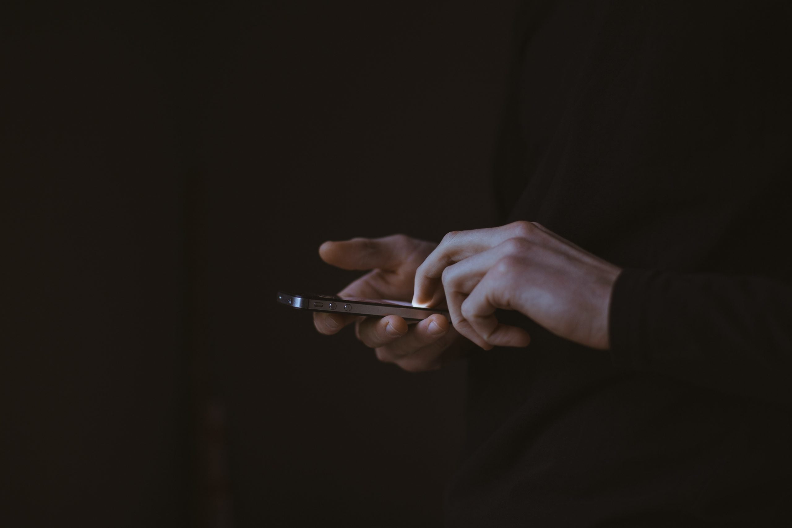 Bruk av teknologi i mobilspill Det var en gang da mobiltelefoner kun faktisk var mobiltelefoner. Man brukte kun mobiltelefoner for å ringe andre mennesker. Men med tiden har dette blitt forandret, og plutselig kunne man sende smser, og i senere tid kunne man koble seg på internett. INSERT IMAGE HERE >>>>> https://unsplash.com/photos/pb_lF8VWaPU >>> Photo Smarttelefoner ble plutselig spillenheter som man kunne ta meg seg overalt. De siste årene har økningen i bruk av mobilenheter og de påfølgende fremskritt innen mobilteknologi ført til en mobilspillrevolusjon. Flere mennesker enn noen gang bruker sine mobile enheter for å få tilgang til alle slags applikasjoner, fra å spille spill og administrere økonomi, til å legge ut på sosiale medier og sende e-post. Mange stiller ofte spørsmål ved hvilket smarttelefonvalg som er det beste i den pågående Android vs iOS¬-debatten. Når det gjelder spill og annen bruk, er den beste mobilteknologien ofte nede på mange faktorer som rimelighet, apper, batterilevetid og tilgjengelighet og mye mer. Spill har blitt mer tilgjengelig Hovedårsaken til at smarttelefoner og teknolig har endret spillindustrien har å gjøre med tilgjengelighetsnivået de har brakt til bordet. I dag er det mer tilgjengelig enn noen gang før å komme inn i spilling med en mobilenhet. Tidligere måtte du investere i en fullverdig konsollopplevelse for å virkelig nyte spilling. Imidlertid fokuserer mange utviklere nå på å utvikle spill som er optimalisert for mobile enheter. Dette har ført til at flere enn noen gang før har begynt å spille som en hobby. Ettersom smarttelefoner også har utviklet seg med kraftige prosessorer, HD-skjermer, bedre batterilevetid og økt lagringskapasitet, har smarttelefoner brakt mye til bordet gjennom årene. Kortspill Når man tenker på kortspill så tenker man gjerne på kortstokken som man alltid har med seg på ferieturer og hytteturer. Kortstokken har gjort at flere familier samles rundt bordet for å spille et spill eller to, og størrelsen på kortstokken har gjort det mulig å ta den med seg over alt, til og med i rykksekken. Den dag i dag har teknologi gjort det mulig å unne spille kortspill på mobilen. Før i tiden enset man ikke en eneste tanke om at man en gang i fremtiden kunne spille forskjellige kortspill på mobilen, da hadde man bare ett valg og det var å spille det ene kabalspillet som var tilgjengelig på datamaskinen. Det er ingen tvil om at man i dag har tusenvis av valgmuligheter i form av forskjellige kortspill på mobilen. INSERT IMAGE HERE >>>>> https://unsplash.com/photos/hbsL-YB2BkQ >>> Photo Et annet spill som har sett en stor forandring etter at smartelefoner kom på banen er poker. Det finnes forskjellige nettbaserte pokerrom som gir både nybegynnere og erfarene mulighet til å møtes i forskjellige lobbyer, og PokerStars er en av de mest populære eksemplene. En populær variant er Texas Hold em, og etter at teknologien gjorde sitt inntog har flere tusen deltatt på ulike turneringer via mobilen, et eksempel er European Poker Tour. I tillegg til dette kommer det hele tiden nye teknologiske innovasjoner for dette kortspillet, og et eksempel er bruken av VR-teknologi, hvor du kan spille fra ulike eksotiske steder som en romstasjon eller Macau. Et annet spill som har økt i popularitet etter teknologiske fremskritt på mobilen er kortspillet Uno. Uno kan du spille på ulike mobilapper og nettsider, og her har de også valgt å gjøre spillet enda mer spennende med ulike teknologiske innovasjoner. Mobilapplikasjoner har vokst i popularitet En annen grunn til at mobilspilling har tatt form har å gjøre med antallet mobilapper som kommer ut for mobilplattformen. Du kan finne alle slags forskjellige apputviklere som skaper unike spillopplevelser. På iOS og Android er det mange spillkategorier å velge mellom, for eksempel puslespill, strategi- og simuleringsspill. Mange spillutviklere fokuserer på mobilspillutvikling på grunn av potensialet det har for å nå et mye bredere publikum. Det har vært en økende interesse for spilling i skyen En annen ting som er klar til å innlede den nye æraen av spill, er fremveksten av skyspilling. Nå er det mange skyspilltjenester som tar over, noe som gjør spill enda mer tilgjengelig enn noen gang. På grunn av økende internetthastigheter og datateknologi er det mye enklere enn noen gang før å opprettholde en stabil internettforbindelse. Dette lar skyspilling utvikle seg, noe som hjelper til med kraftspill på nye måter. Nå kan du spille titler på favorittnettbrettet eller mobiltelefonen din uten å måtte laste ned spillet på enheten din, siden enheten din ganske enkelt kan streame spill direkte fra skyen.